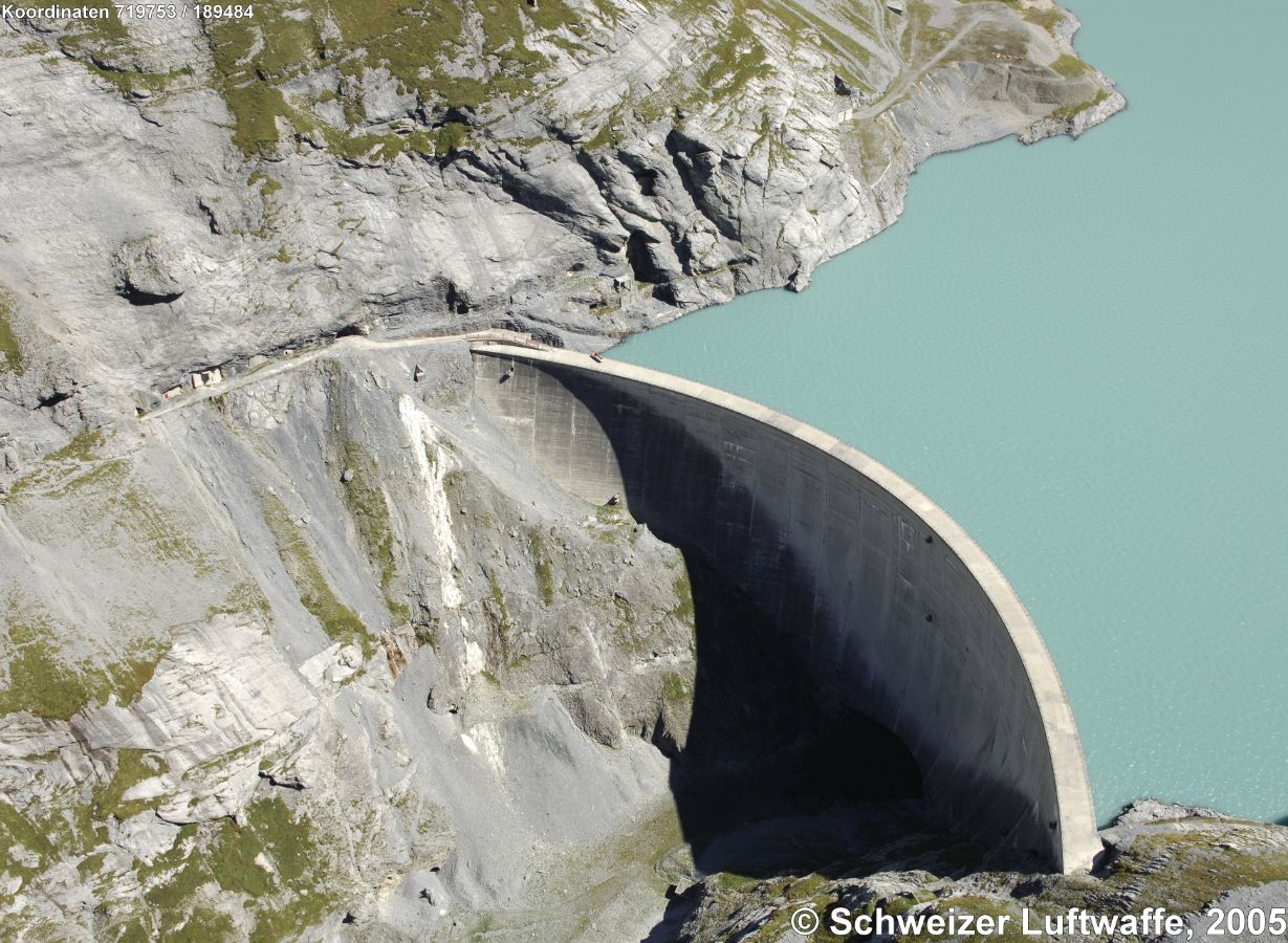 Limmerensee-Stausee (2'719'794.17, 1'189'804.65) auf 1855 M.ü.M., als Pumpspeicherwerk verbunden mit dem Muttsee (2'721'098.25, 1'191'554.86) auf 2474 M.ü.M.